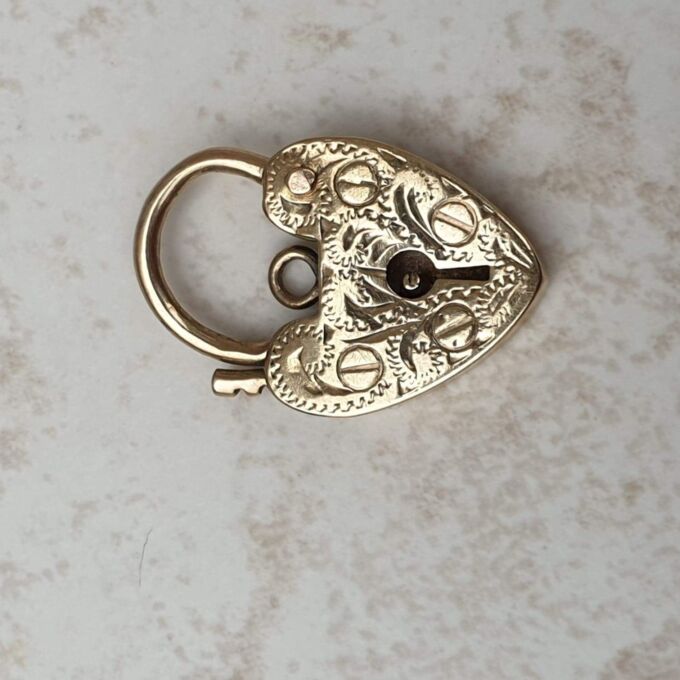 Engraved Heart Pendant in 9ct Gold