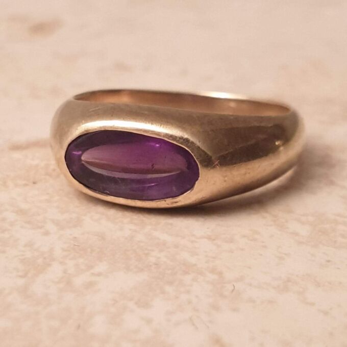Oval Amethyst Signet Ring in 9ct Gold, a UK H 1/2 or a US 4 1/4