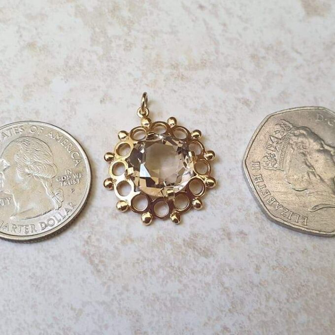 Pretty Quartz Pendant in 9ct Gold