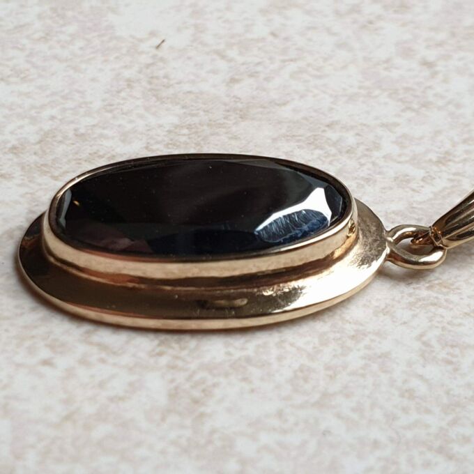 Oval Hematite Pendant in 9ct Gold.