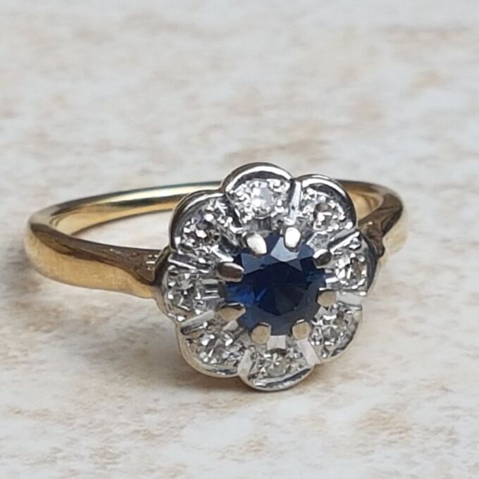 Antique Sapphire and Diamond Daisy Ring in 18ct Gold, a UK I 1/2 or a US 4 3/4.