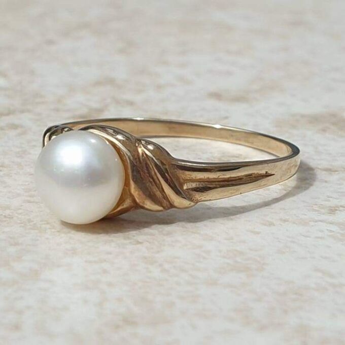 Pearl Solitaire Ring in 9ct Gold.