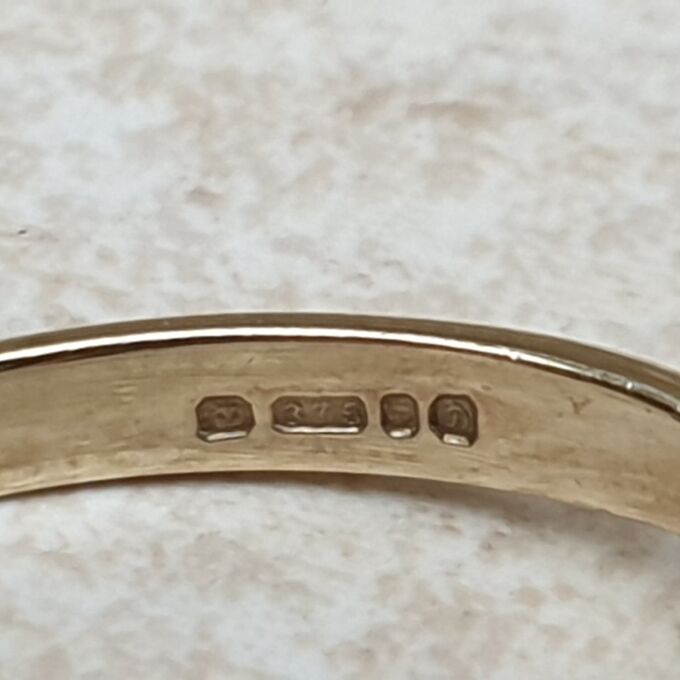 Peridot Three Stone Ring in 9ct Gold.