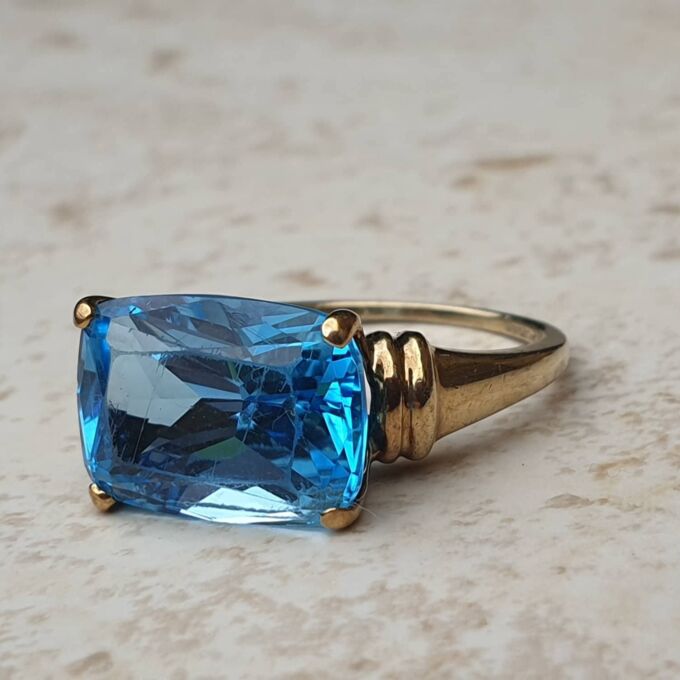 Vibrant East West Topaz Ring in 9ct Gold, a UK P or a US 8.