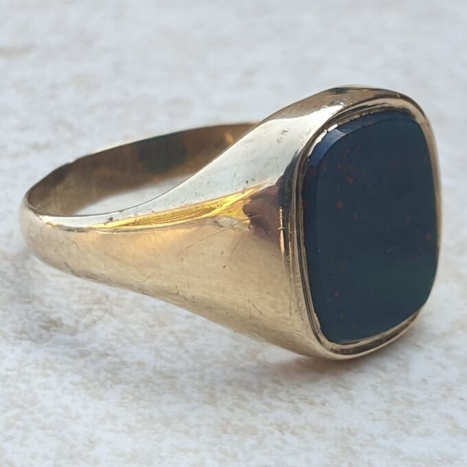 Bloodstone Signet Ring in 9ct Gold, a UK S 1/2 or a US 9 1/2