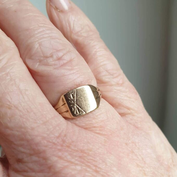 Square Signet Ring in 9ct Gold, a UK J or a US 5