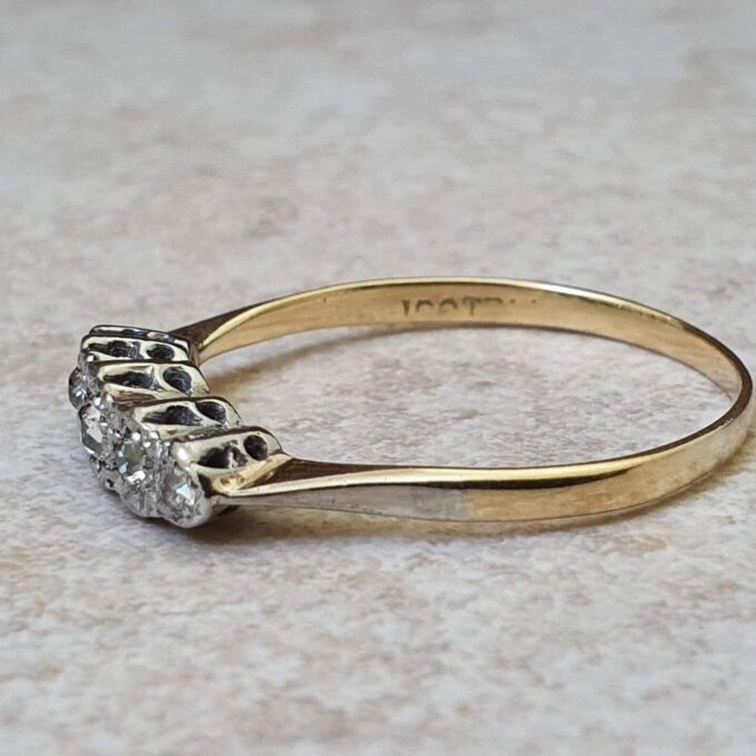 Five Stone Diamond Ring in 18ct Gold.