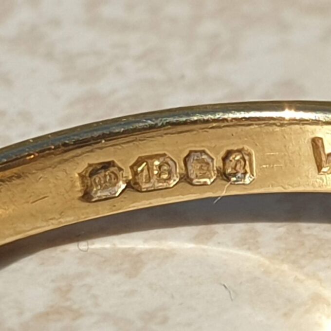 Sapphire and Diamond Daisy Ring in 18ct Gold,  a UK J or a US 5.