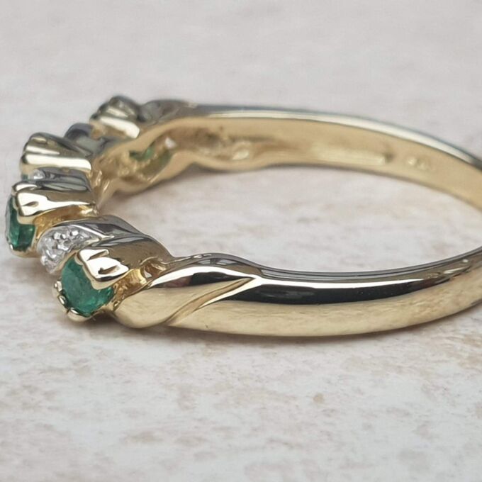 Beautiful Emerald and Diamond Ring in 9ct Gold, a UK M 1/2 or a US 6 3/4.
