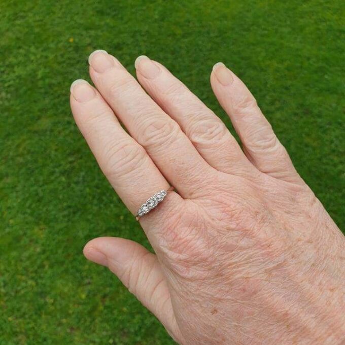 Five Stone Diamond Ring in 18ct Gold.