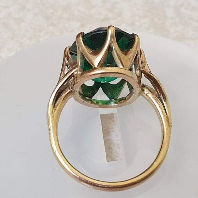 Emerald Green Synthetic Spinel Solitaire in 9ct Gold, a UK I or a US 4 1/2