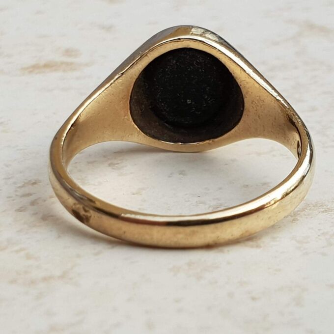 Super Onyx Signet Ring in 9ct Gold, a UK K 1/2 or a US 5 3/4.