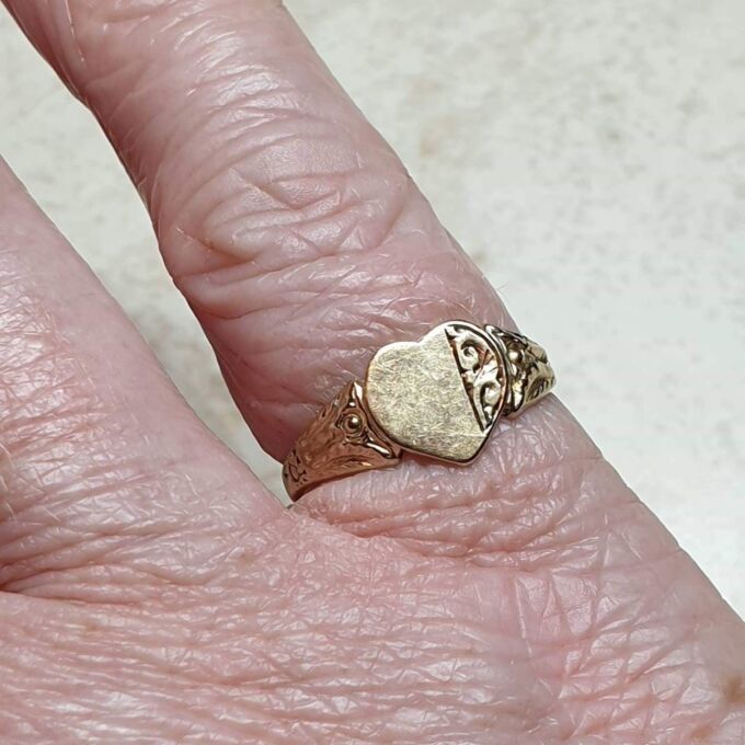 Ornate Part Engraved Heart Signet in 9ct Gold, a UK J or a US 5