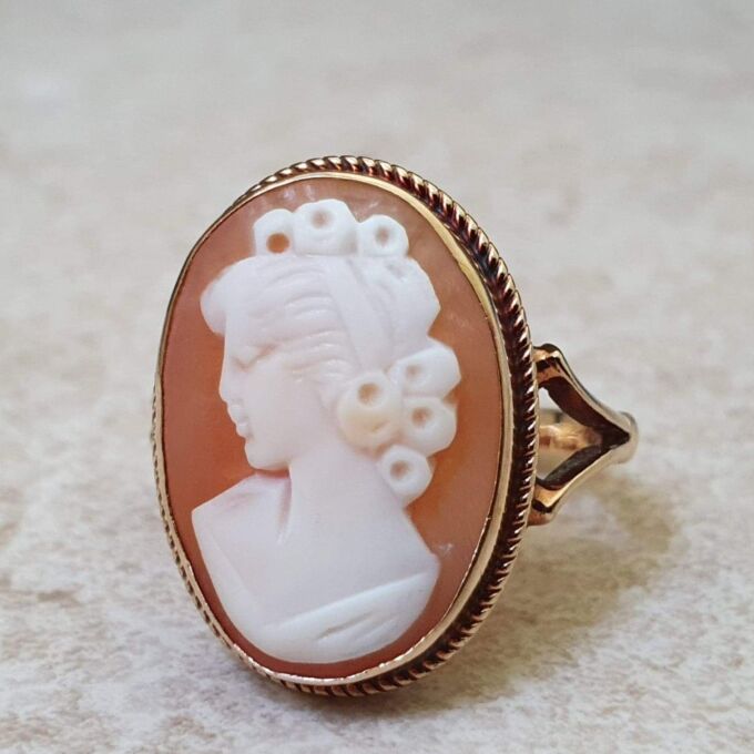 Large Cameo Ring in 9ct Gold.