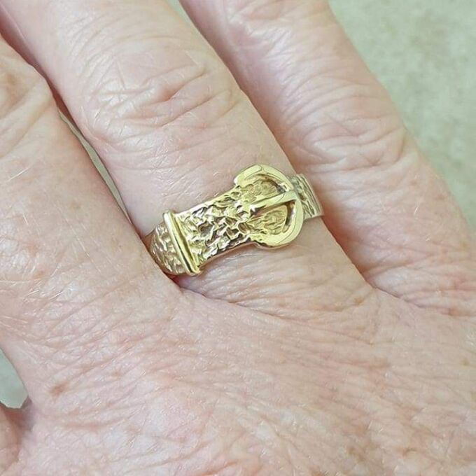 Simple Buckle Ring in 9ct Gold, a UK Q or a US 8 1/2