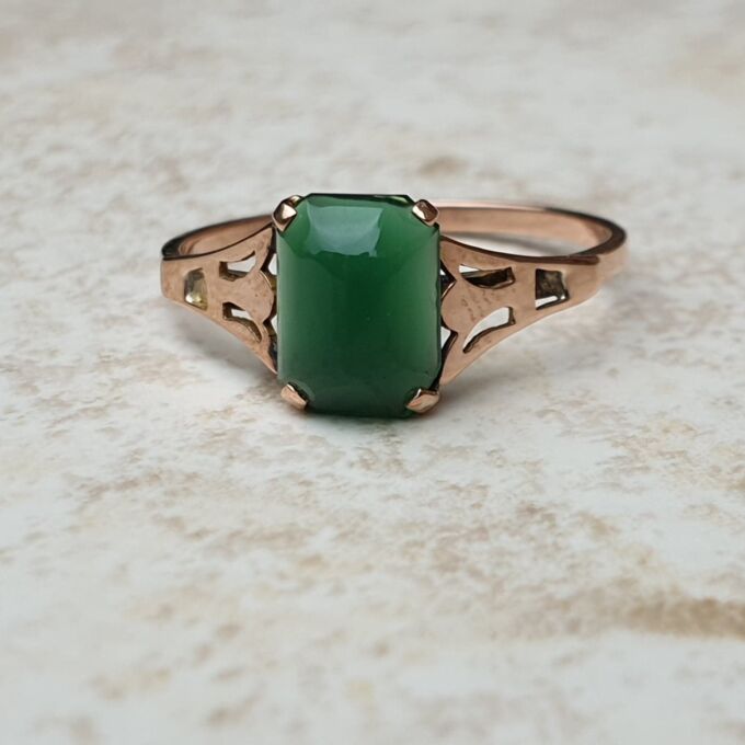 Vintage Chrysoprase Solitaire Ring in 9ct Gold, a UK M or a US 6 1/2