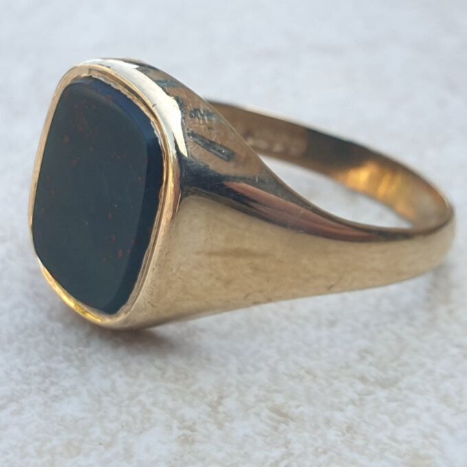 Bloodstone Signet Ring in 9ct Gold, a UK S 1/2 or a US 9 1/2