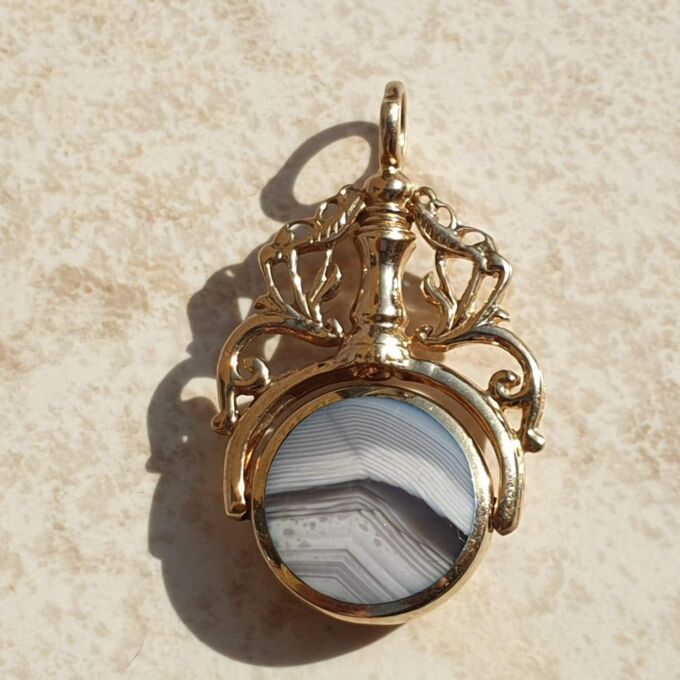 Ornate Double Sided Agate and Onyx Spinner Fob in 9ct Gold.