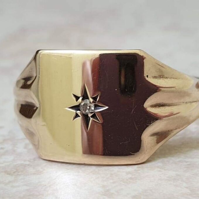 Diamond Set Signet Ring in 9ct Gold, a UK U or a US 10 1/2