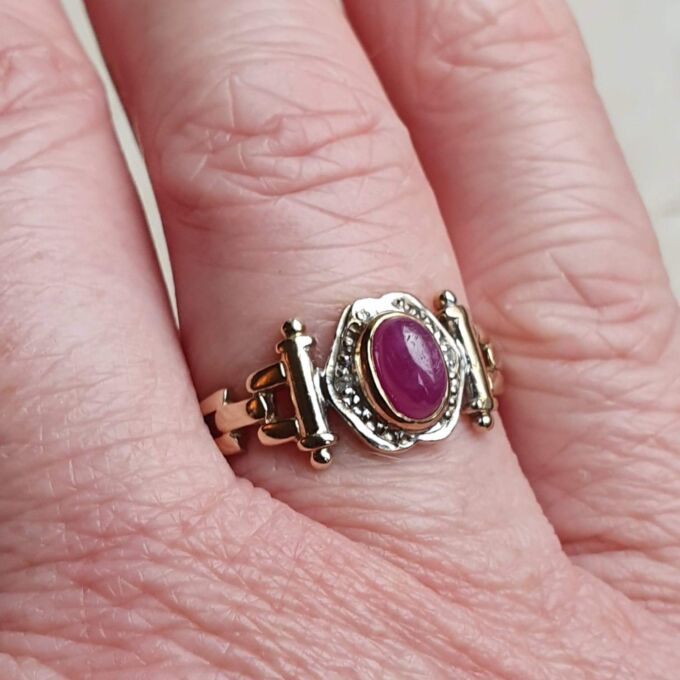 Ruby Cabochon Ring in 9ct Gold, a UK N 1/2 or a US 7 1/4