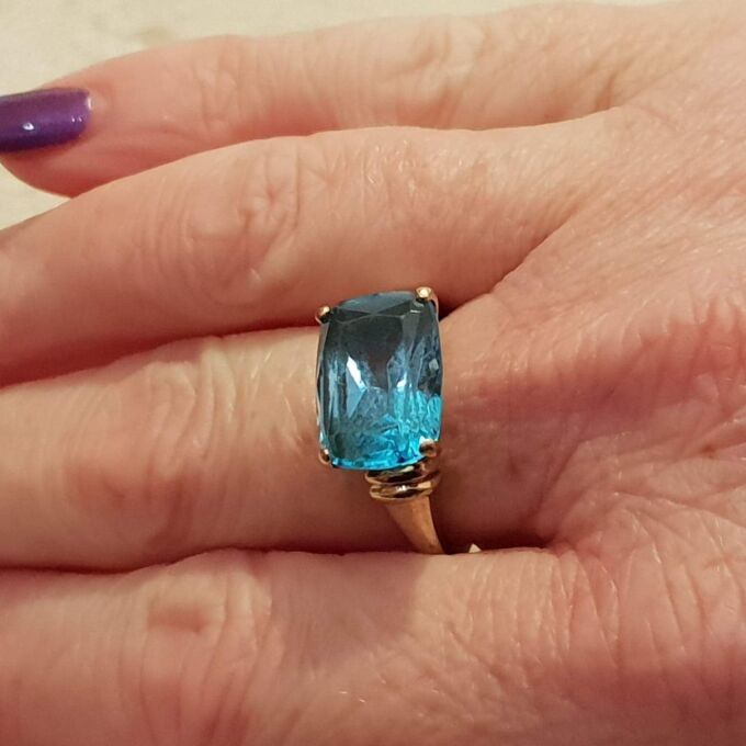 Vibrant East West Topaz Ring in 9ct Gold, a UK P or a US 8.