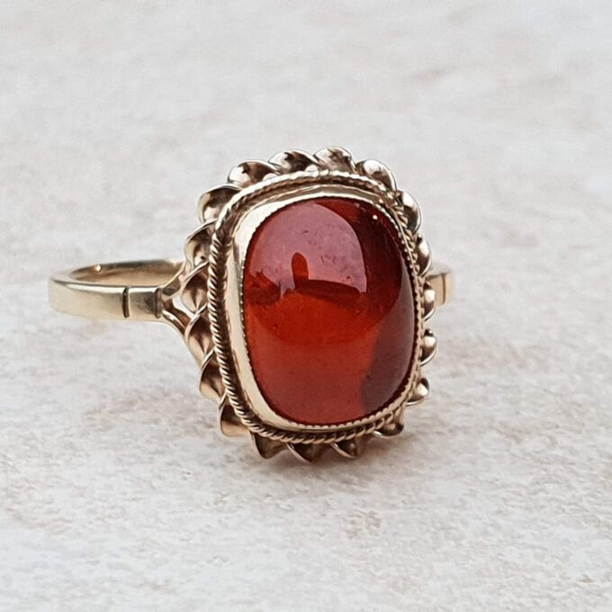 Garnet Cabochon Ring in 9ct Gold, a UK M – M 1/2 or a US 6 1/2.