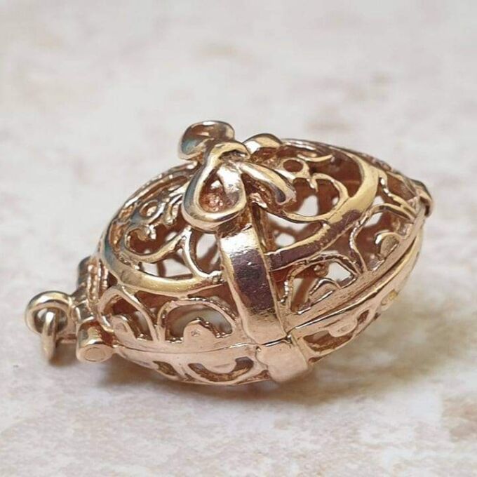 Reserved – Intricate Opening Egg Pendant in 9ct Gold.