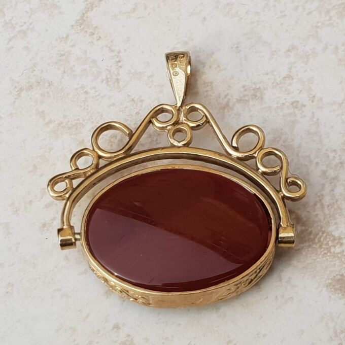 Carnelian and Onyx Spinner Fob in 9ct Gold