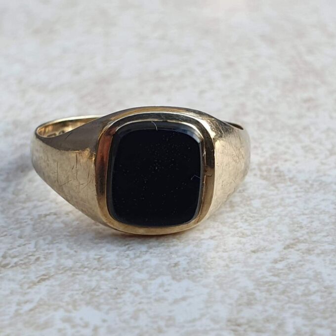 Squared Onyx Signet Ring in 9ct Gold, a UK J 1/2 or a US 5 1/4