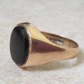 Onyx Signet Ring in 9ct Gold, a UK O or a US 7 1/2
