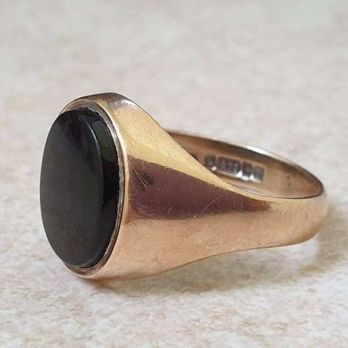 Onyx Signet Ring in 9ct Gold, a UK O or a US 7 1/2
