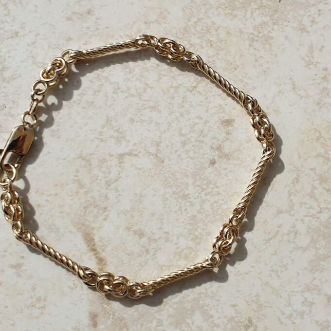 Fancy Twist Bar Bracelet in 9ct Gold,  7 3/4 inches.