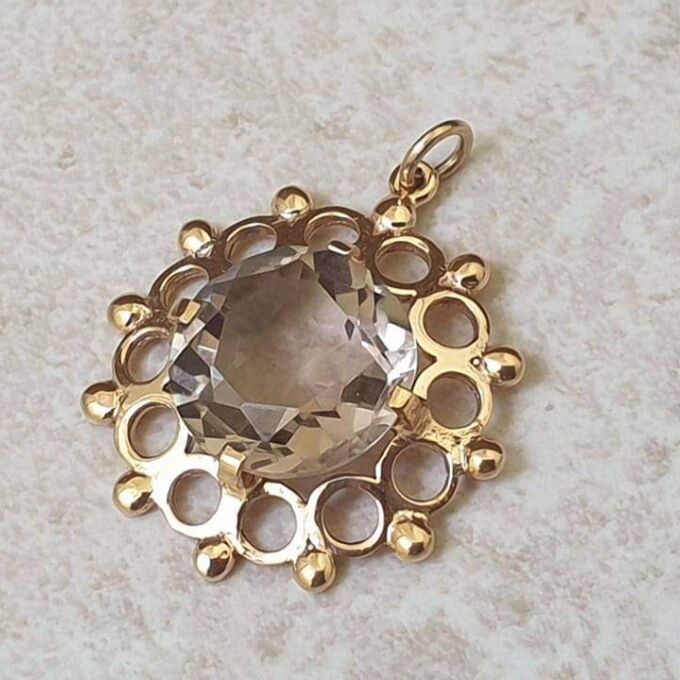 Pretty Quartz Pendant in 9ct Gold