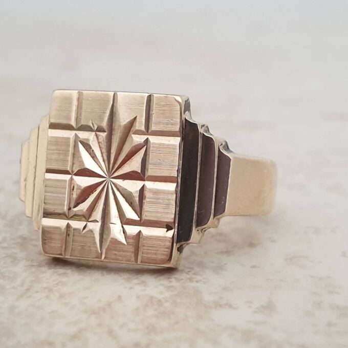 Heavy Checkerboard Design Signet Ring in 9ct Gold, a UK O or a US 7 1/2.