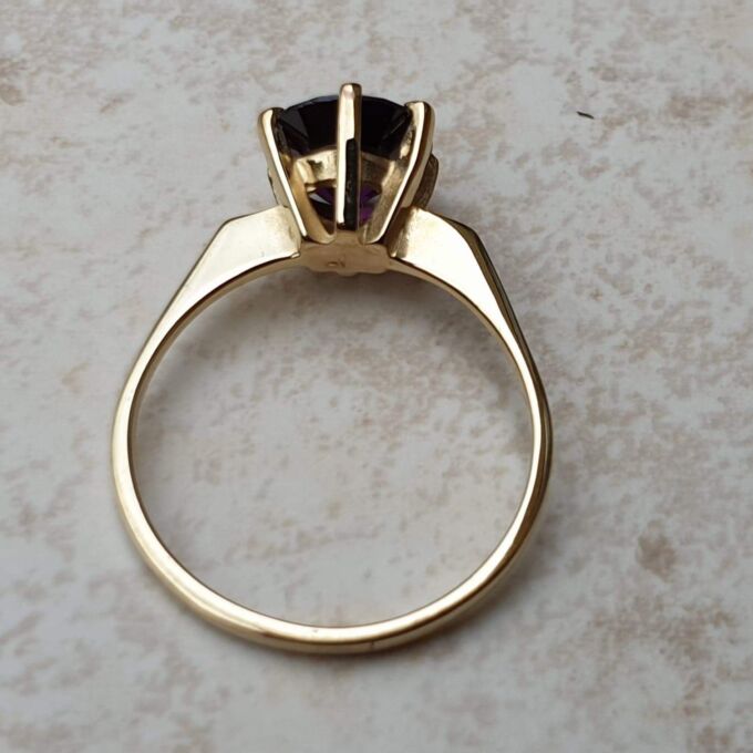 Sale – Fabulous Violet Paste Solitaire 9ct Gold Ring, a UK N 1/2 or a US 7 1/4.