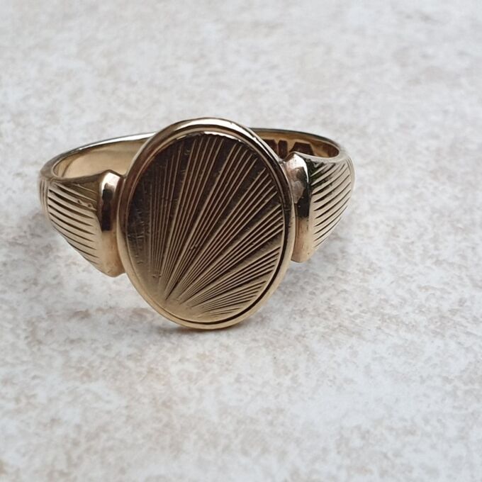 Sunray Signet Ring in 9ct Gold, a UK S 1/2 or a US 9 3/4
