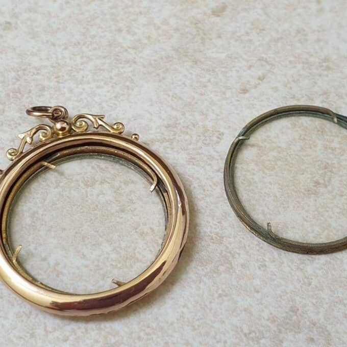 Antique Circular Glass Framed Locket in 9ct Gold