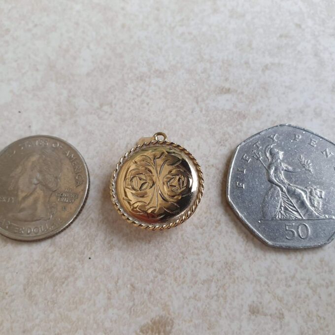 Unusual Circular Locket in 9ct Gold
