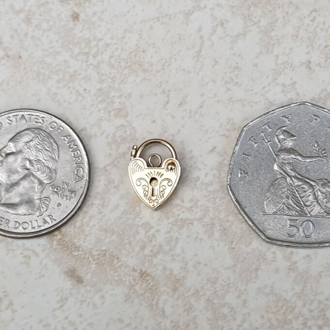 Tiny Heart Padlock in 9ct Gold