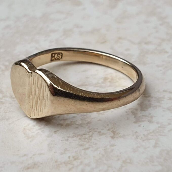 Heart Signet Ring in 9ct Gold, a UK L 1/2 or a US 6 1/4