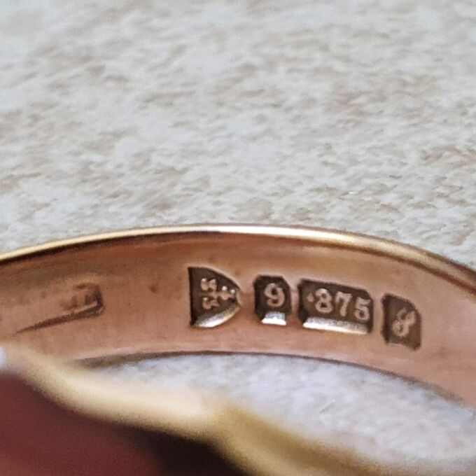 Antique Shield Ring in 9ct Gold.