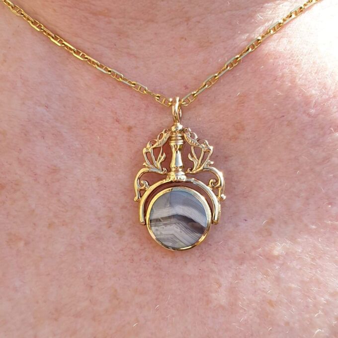 Ornate Double Sided Agate and Onyx Spinner Fob in 9ct Gold.