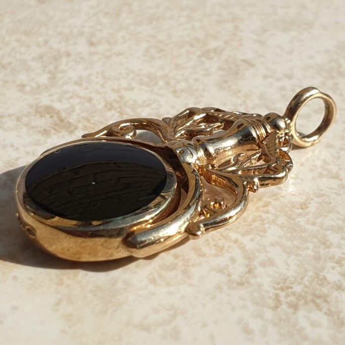 Ornate Double Sided Agate and Onyx Spinner Fob in 9ct Gold.