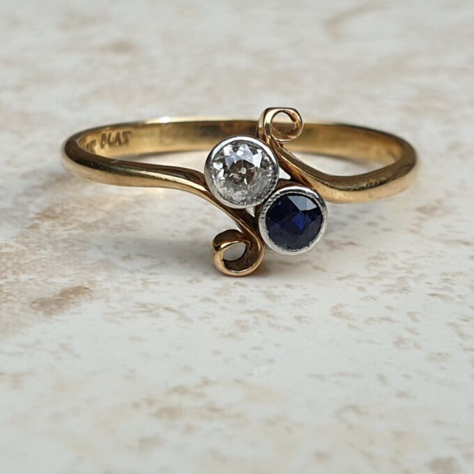 Diamond & Sapphire Moi et Toi Ring in 18ct Gold, a UK R or a US 9