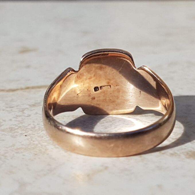 Adorable Antique Signet Ring in 9ct Rose Gold, a UK R 1/2 or a US 9 1/4.