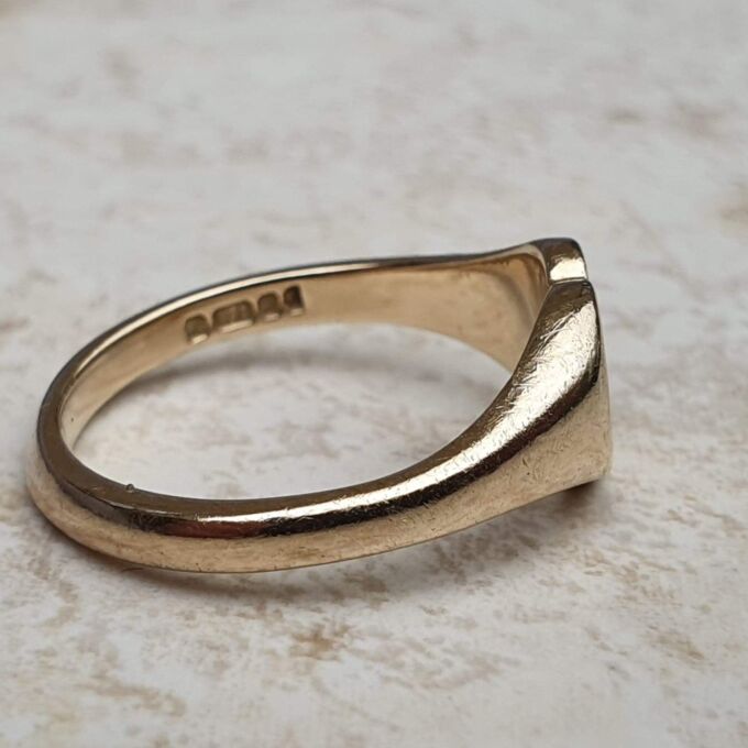 Heart Signet Ring in 9ct Gold, a UK L 1/2 or a US 6 1/4