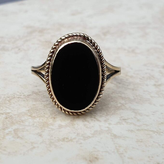 Oval Onyx Solitaire Ring in 9ct Gold,  a UK O or a US 7 1/4.