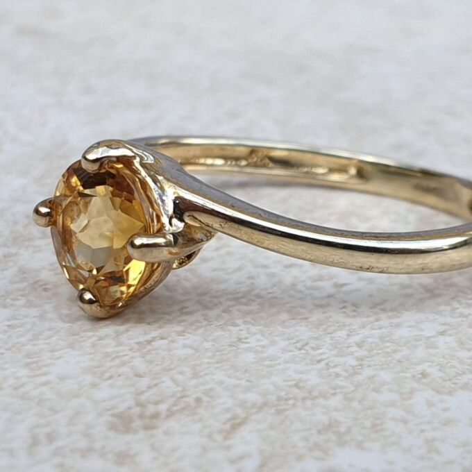 Citrine Solitaire Ring in 9ct Gold.