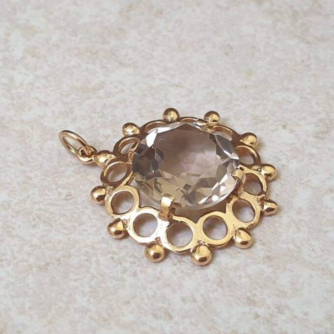Pretty Quartz Pendant in 9ct Gold