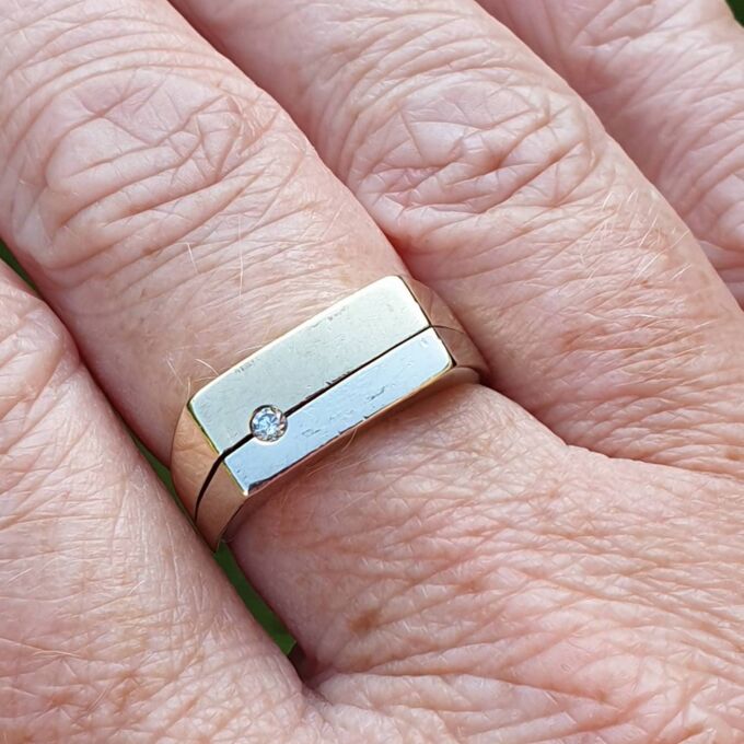 Oblong Diamond Set Signet Ring in 9ct Gold, a UK O 1/2 or a US 7 1/2